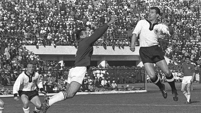PLATZ 10 Hans Schäfer 1962 (r.): 34 Jahre, 07 Monate, 22 Tage