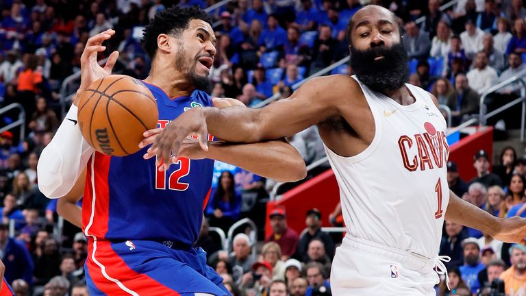 James Harden (r.) im Zweikampf mit Tobias Harris.