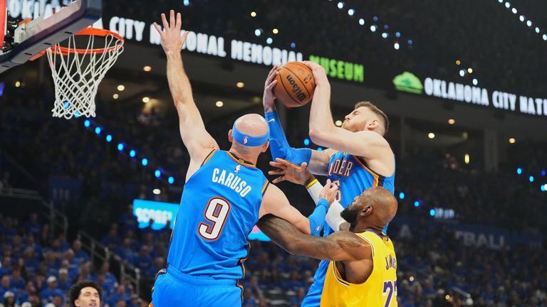 Isaiah Hartenstein (am Ball) setzt sich in dieser Szene gegen LeBron James durch.