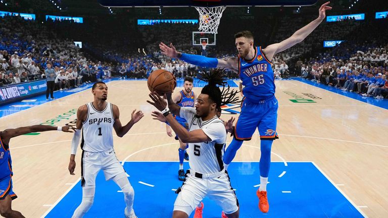 Isaiah Hartenstein (55) gelingt gegen die Spurs ein Double-Double.