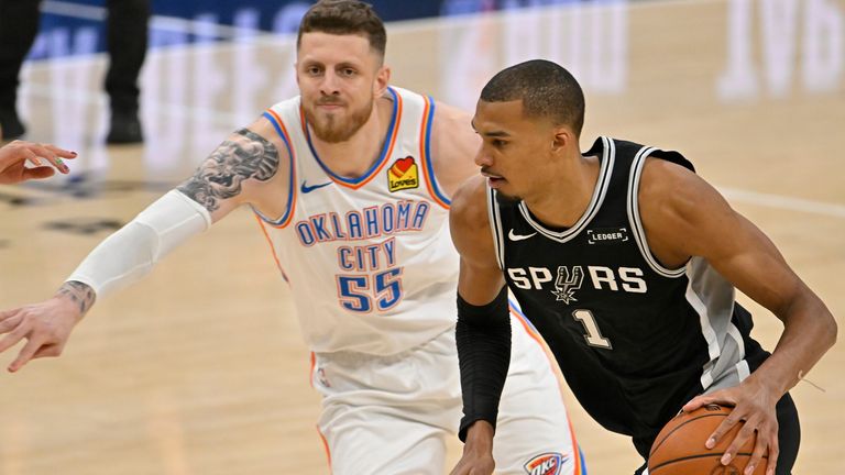 Victor Wembanyama (r.) besiegt mit Oklahoma City auch Isaiah Hartenstein (l.).