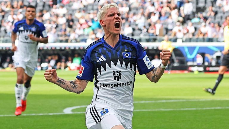 Der HSV feiert den Auswärtssieg in Frankfurt.