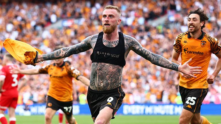 Oliver McBurnie (l.) bejubelt das entscheidende Tor für Hull City.