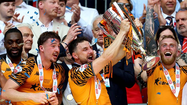 Die Spieler von Hull City stemmen den Pokal in die Höhe und bejubeln den Aufstieg in die Premier League.