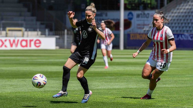  Svenja Huth (VfL Wolfsburg) im Zweikampf mit Selina Vobian.