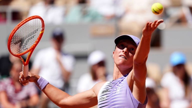 Iga Swiatek müht sich in Runde drei der French Open.