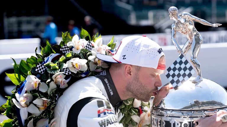 Historischer Triumph: Felix Rosenqvist (Meyer Shank Racing) krönt sich nach einem dramatischen Foto-Finish zum Sieger des 110. Indy 500.