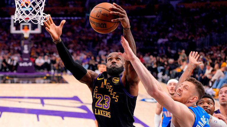 LeBron James (l.) im Duell mit Isaiah Hartenstein. 
