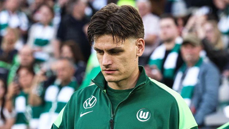 Erhielt im Relegations-Rückspiel in Paderborn eine frühe Gelb-Rote-Karte: Wolfsburg-Verteidiger Joakim Maehle.