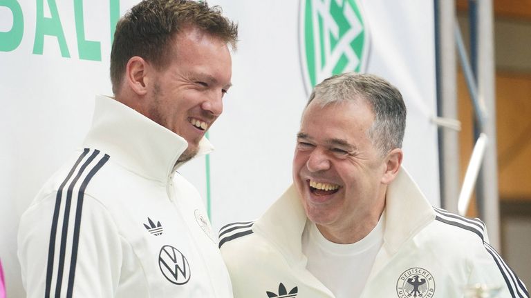 DFB-Geschäftsführer Andreas Rettig (r.) nimmt Bundestrainer Julian Nagelsmann (l.) nach der Kritik von Uli Hoeneß in Schutz.