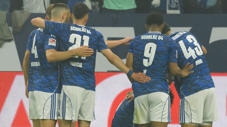 Schalke 04 bejubelt den Treffer gegen Fortuna Düsseldorf. 