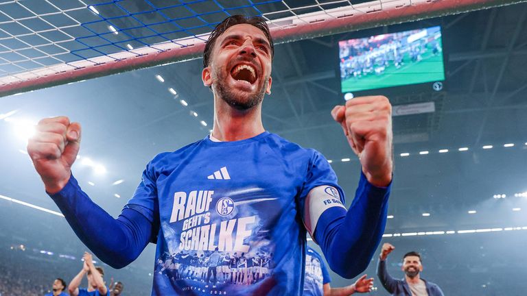 Kenan Karaman feiert den Bundesliga-Aufstieg mit dem FC Schalke 04.