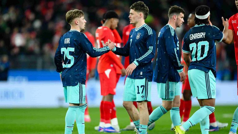 Lennart Karl (l.) und Florian Wirtz (r.) sind die beliebtesten Namen auf den DFB-Trikots - auch auf dem dunkelblauen Auswärtsdesign.