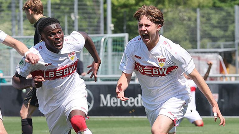 Brayann Kenmoe (l.) freut sich mit seinem Stuttgart-Teamkollegen William Recupero.