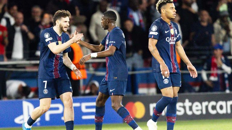 Khvicha Kvaratskhelia, Ousmane Dembele und Desire Doue freuen sich über ein Tor gegen den FC Bayern.