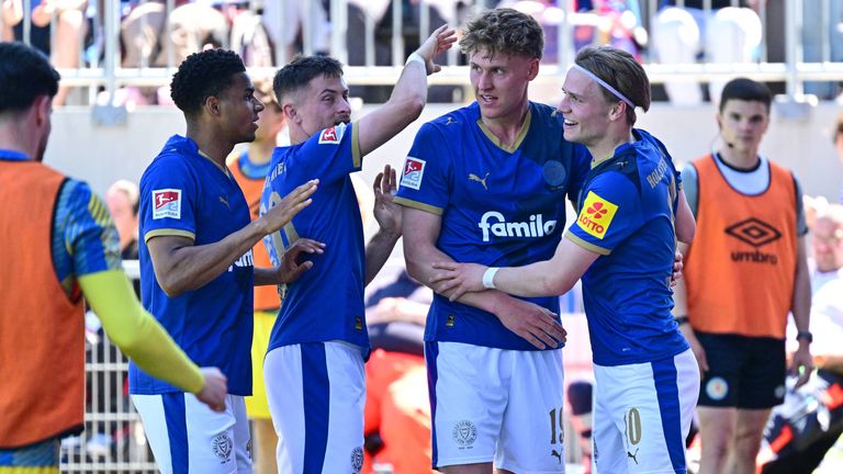 Die Kieler jubeln über drei Punkte gegen Braunschweig.