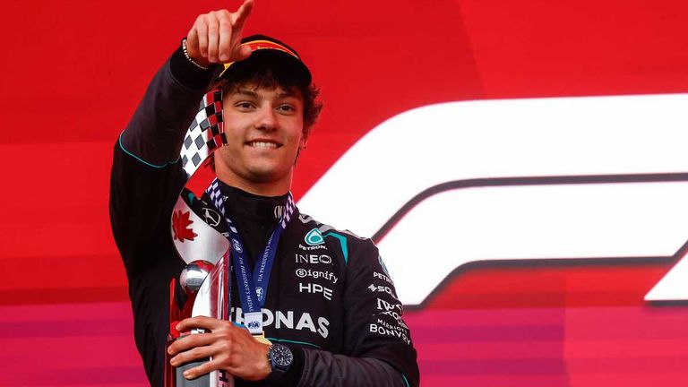 Mercedes-Pilot Kimi Antonelli bejubelt seinen Sieg in Kanada.