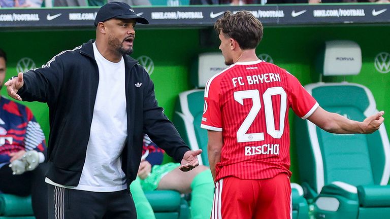 Bayern-Trainer Vincent Kompany (l.) im Gespräch mit Tom Bischof.
