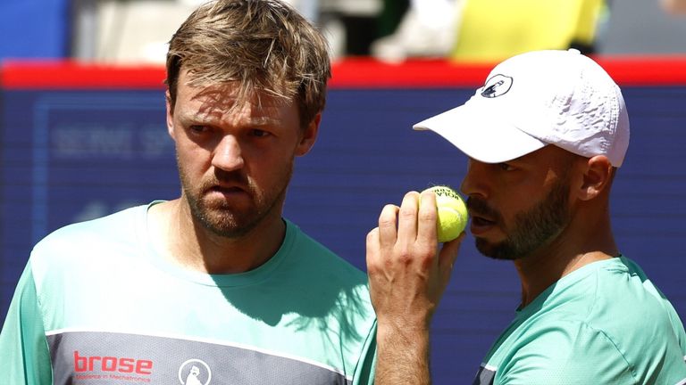 Kevin Krawietz (l) und Tim Pütz gewinnen das ATP-Finale in Hamburg.  