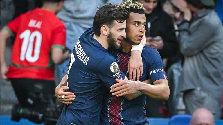 Der Bruder von Khvicha Kvaratskhelia (li.) spielt beim FC Bayern vor.