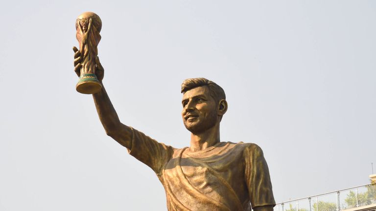 Lionel Messis Statue im indischen Kalkutta muss wegen Instabilität abgebaut werden.