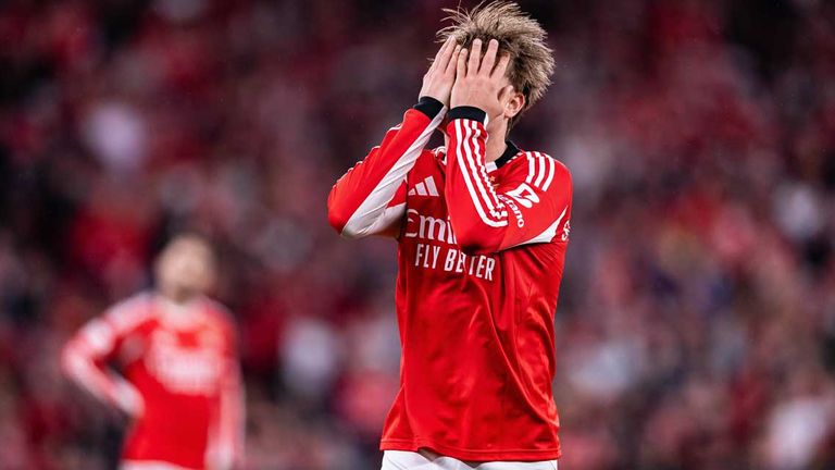 Andreas Schjelderup ärgert sich über eine vergebene Benfica-Chance.