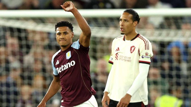 Ollie Watkins (l.) schießt Aston Villa mit zwei Toren gegen Liverpool in die Königsklasse. Virgil van Dijk muss mit den Reds weiter bangen. 