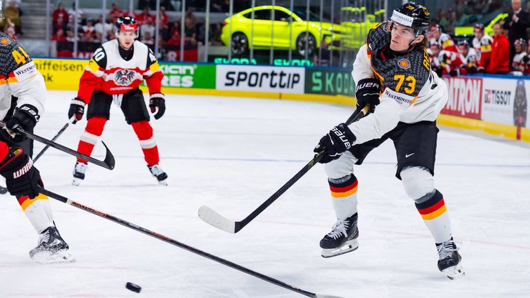 Das deutsche Eishockey-Team um Dreierpacker Lukas Reichel wahrt die Chance auf das WM-Achtelfinale.