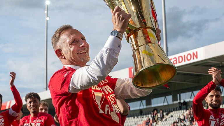 Trainer Mauro Lustrinelli hat mit dem FC Thun sensationell die Schweizer Meisterschaft gewonnen.