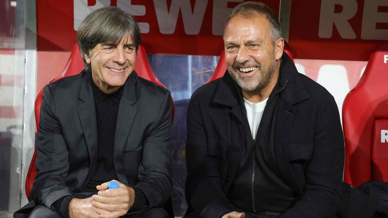 Joachim Löw gratuliert Hansi Flick zur nächsten Meisterschaft mit dem FC Barcelona.