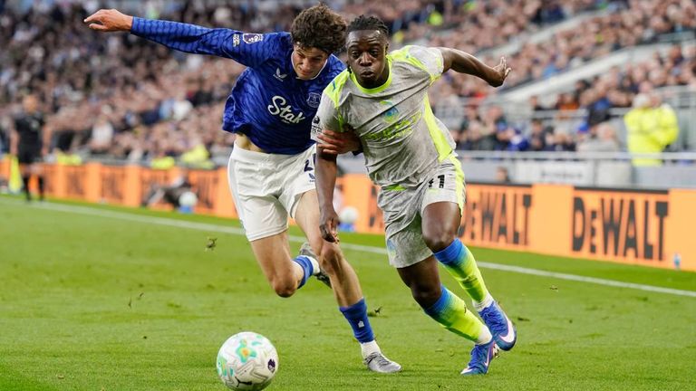 Jeremy Doku (r.) traf zwei mal für Manchester City.