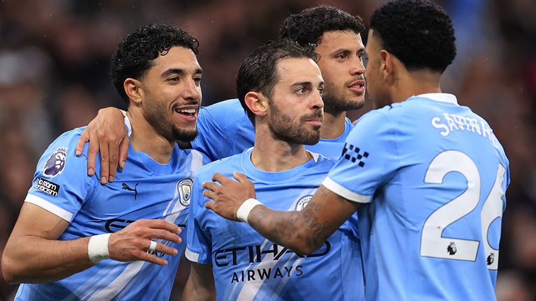 Omar Marmoush (l.) freut sich mit den City-Teamkollegen über sein Tor.