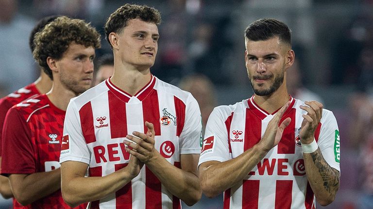 Eric Martel (l.) bedankt sich gemeinsam mit seinen Köln-Teamkollegen Tom Krauß bei den Fans.