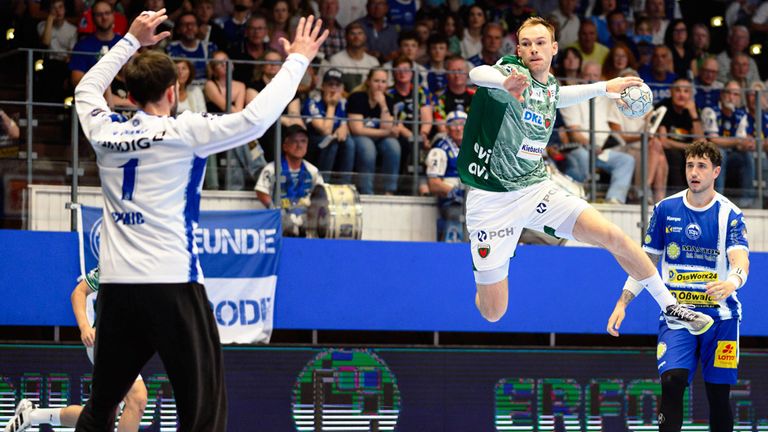 Mathias Gidsel (mit Ball) und die Füchse Berlin gewinnen in Eisenach.