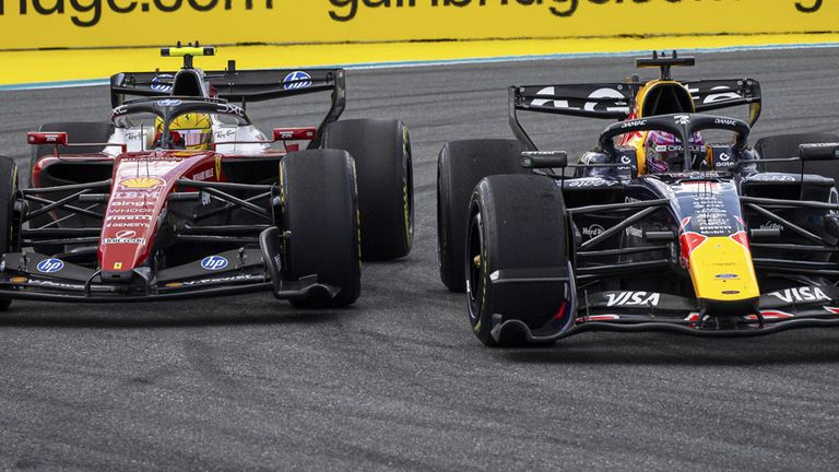 Max Verstappen (r.) im Duell mit Lewis Hamilton (Ferrari) in Miami.