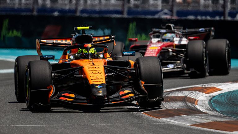 Die umfangreichen Upgrades, die McLaren unter anderem am Auto von Lando Norris (l.) an den Start gebracht hat, zünden.