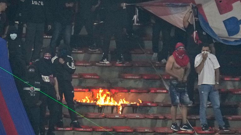 Protestierende Fans von Medellin entfachten ein Feuer auf den Rängen.