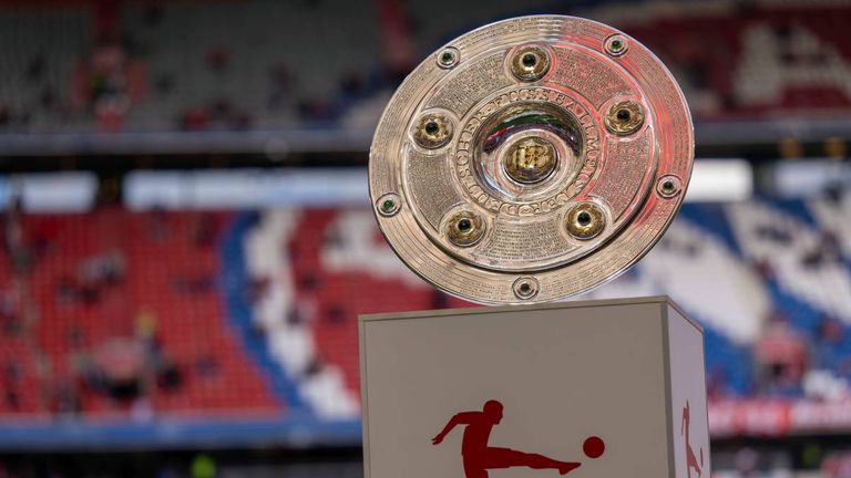 Die Meisterschale der Bundesliga wurde zuletzt an FC Bayern München übergeben.