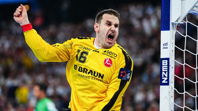 Nach einem echten Krimi gegen Kiel darf sich Melsungen um Keeper Nebojsa Simic über den Europacup-Titel freuen. 