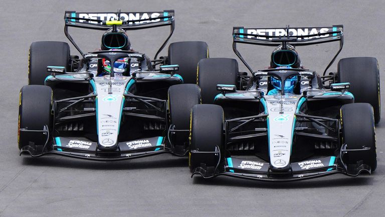 Die beiden Mercedes-Piloten George Russell (r.) und Kimi Antonelli fighten um die WM-Krone 2026.