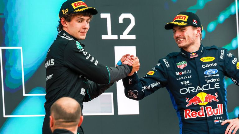 Kimi Antonelli (l.) nimmt die Glückwünsche von Max Verstappen entgegen.