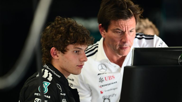 Mercedes-Teamchef Toto Wolff (r.) macht sich ob der öffentlichen Erwartungen Sorgen um seinen jungen Piloten Kimi Antonelli.