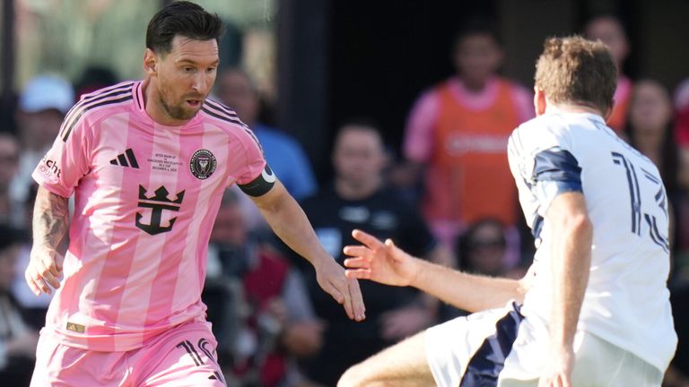 Lionel Messi (l.) im Duell mit Thomas Müller.