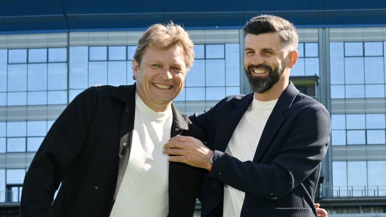 Youri Mulder (l.) ist seit 2024 Direktor Profifußball beim Schalke 04.