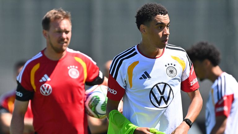 Jamal Musiala (r.) feiert gegen Finnland sein Comeback im DFB-Team.