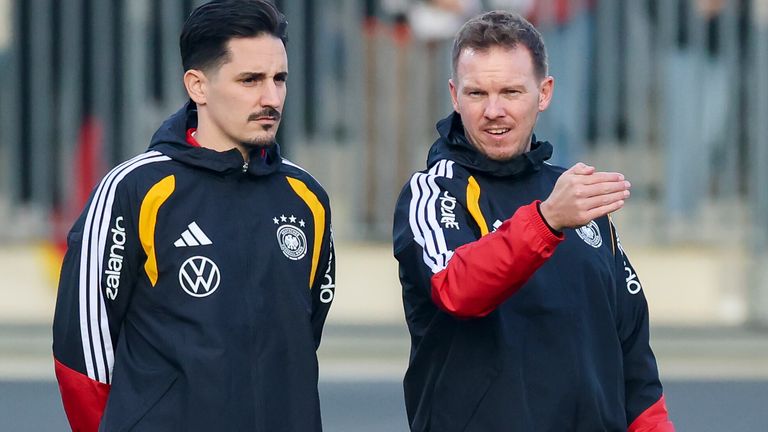 Julian Nagelsmann (re.) startet mit dem DFB in die WM-Vorbereitung.