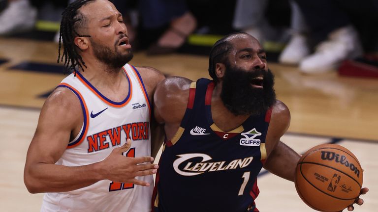 Jalen Brunson (l.) und seine Knicks stehen vor dem Finaleinzug in der NBA nach dem dritten Sieg gegen James Harden und die Cavs. 