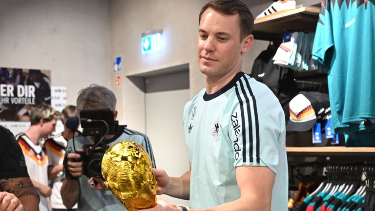 Manuel Neuer hat den WM-Pokal fest im Blick. 