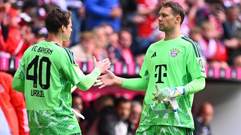  Manuel Neuer erklärt seine Auswechslung.