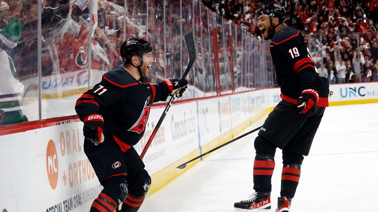 Taylor Hall (l.) jubelt nach seinem entscheidenden Treffer mit K'andre Miller.